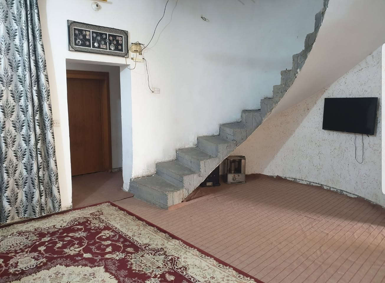 بيت للبيع بحي الفارس 200م ثاني بيت عن الركن مقابل حديقة بداية حي الفارس قرب محطة وقود الفارس للاستفسار ***********
