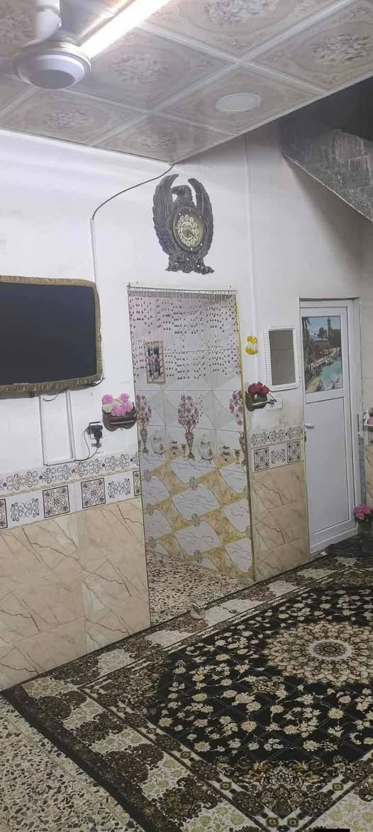 بيت 55 متر ركن للبيع
غرفه صاله مطبخ صحيات اساس كونكريت سقف كونكريت كامل سيراميك كاشي سقوف ثانويه شارع المطار القديم الجامع الذهبي سعر 24 بي مجال  *********** النجف, العراق
