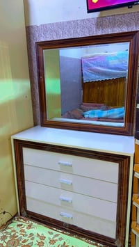 ميز للبيع 40وبيه مجال اتصال ٠٧٥١٧١٥٩٨٧٨