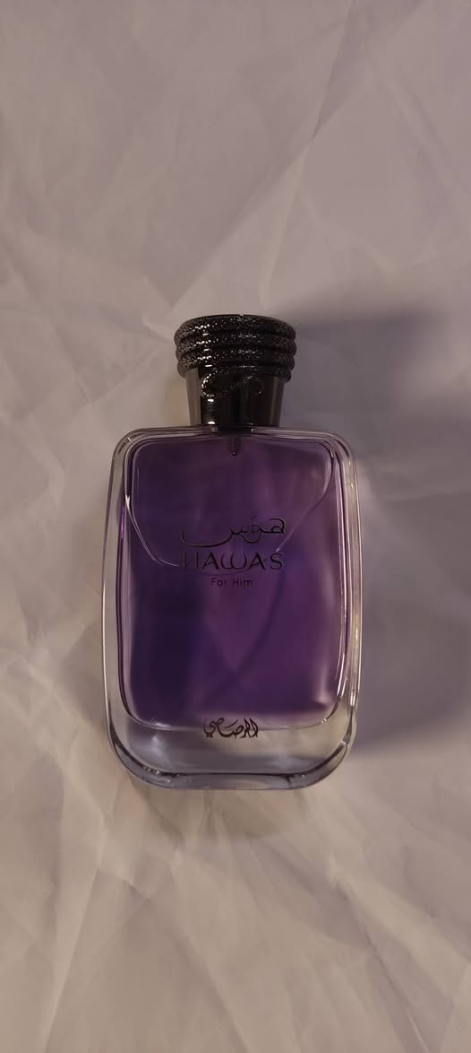 عطر هوس (Hawas) من الرصاصي هو عطر أروماتك - مائي، يُعرف بكونه "وحشاً" في الأداء والجاذبية، وإليك وصفه:الرائحة: يبدأ بانتعاش فاكهي حاد من التفاح والبرغموت مع لمسة دافئة من القرفة، ثم يتحول لقلب مائي منعش يشبه نسيم البحر، ليستقر على قاعدة قوية من العنبر والمسك تمنحه طابعاً ذكورياً عميقاً.الأداء: يتميز بفواحان هائل وثبات يدوم طويلاً، مما يجعله الخيار الأول لمن يبحث عن عطر يلفت الانتباه من مسافات بعيدة.الطابع: عطر حيوي، عصري، ويجمع بين الانتعاش الصيفي والجاذبية "الهجومية" التي لا تُخطئها الأنف.


**إذا كنت صاحب هذا الإعلان وتريد حذفه لأي سبب، رجاءا أرسل رسالة إلى الدعم الفني**