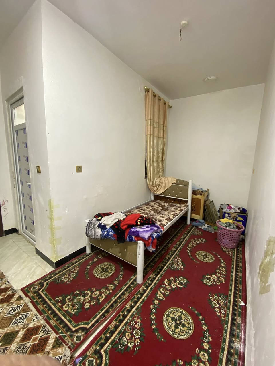 السلام عليكم ، بيت للبيع مساحة 100طولانيه ، بناء حديث طابق ونص صارله 4 سنوات مبني البيت
العنوان حي ملحق الفارس 
السعر الكلي 140
مطلوب اسكان 20 مليون ونص ، ينزلن من السعر
تسديد الاسكان 133 بالشهر
***********
