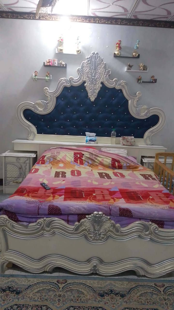 السلام عليكم غرفة نوم كنتور مع سرير مع كومديات ثنين وميز تواليت نضيفه جدا السعر ٦٠٠ قفل 
للاتصال ***********
