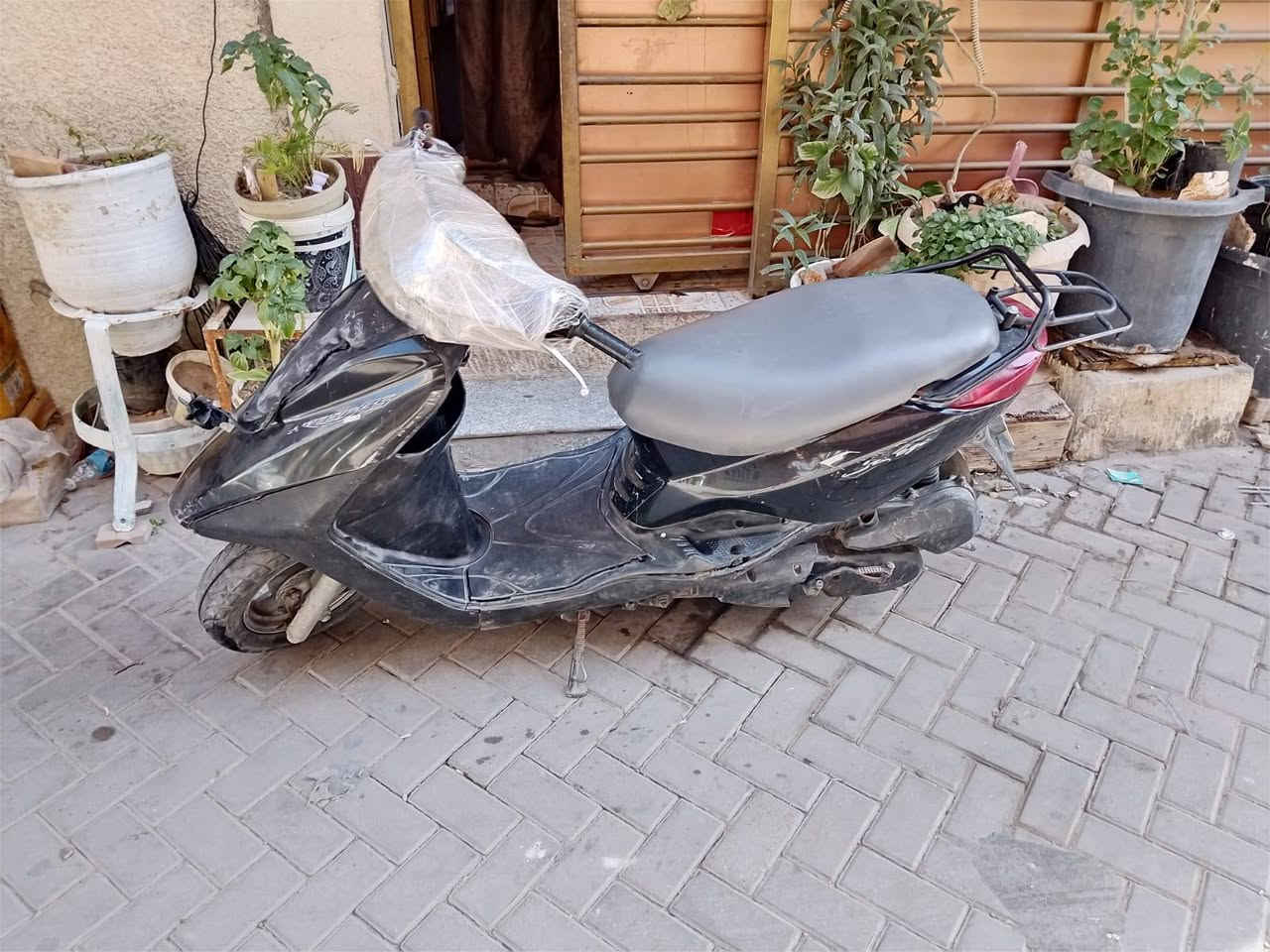 السلام عليكم للبيع بريز رايدها ب٢٥٠ قفلها مكاني منطقه الصليخ ***********
