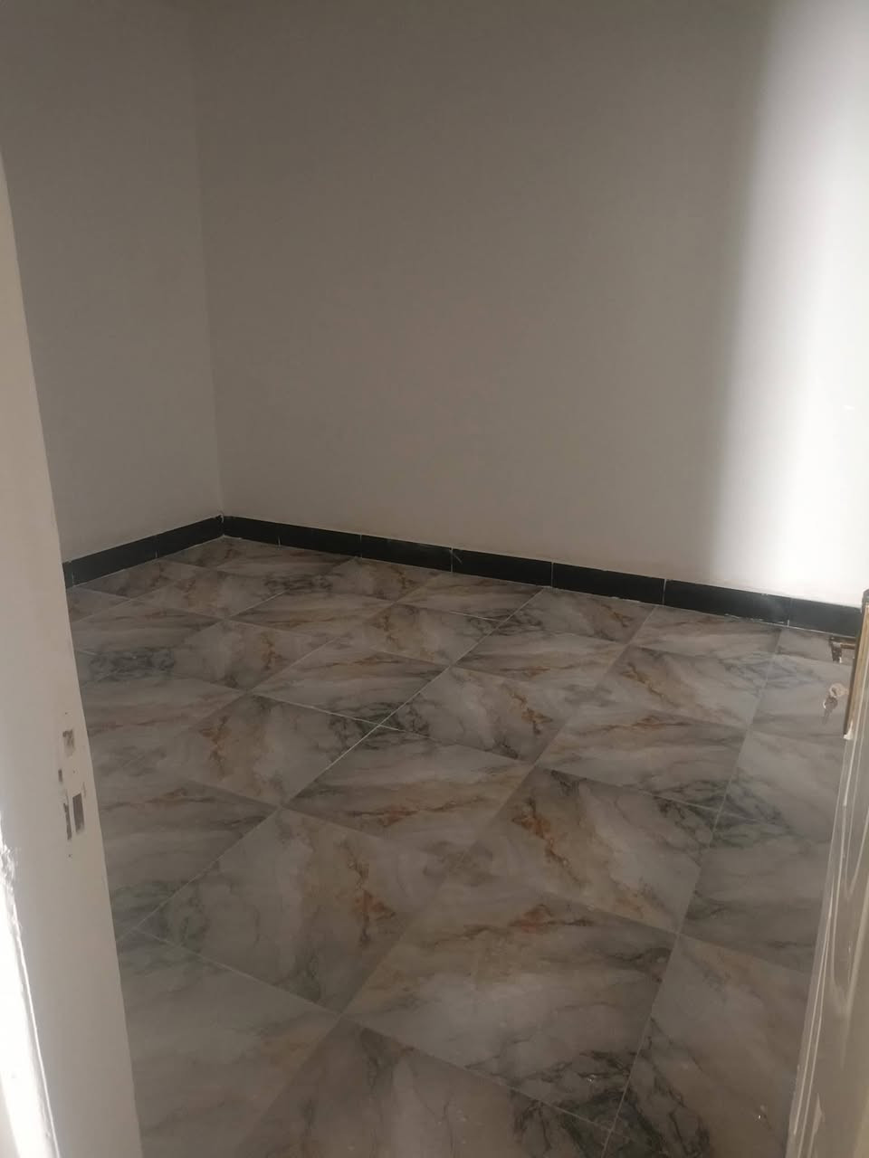 دار طابو زراعي سند 25  قرار محكمه مساحه الدار 115
العنوان: الكوفه فلكت الدلال شارع البونعمان قرب مدرسه الانعام يبعد عن الشارع 30 متر 

الدار يحتوي : غرفتين استقبال صاله طارمه مطبخ ومكشوفه

الدار:صب كونكريت الاساس والسقف 

الدار: جديد وليس مسكون 

للمراجعه والاستفسار علئ الرقم ***********
