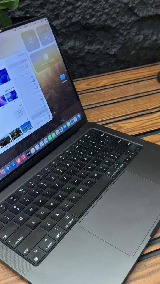 للبيع MacBook Pro M3 Pro 

 يوجد اثر ستيكرات ع ظهر اللابتوب  واثر شخط بسييط غير واضح  ع الشاشة 

للمهندسين، المصممين، وصنّاع المحتوى.. وحش الأداء من أبل متوفر الآن للبيع بمواصفات ممتازة وحالة كالجديد تماماً.
⚙️ المواصفات التقنية:
 المعالج: Apple M3 Pro (أداء خارق للرندرة والمونتاج)
 الذاكرة العشوائية (RAM): 18 جيجابايت
 سعة التخزين (SSD): 512 جيجابايت فائقة السرعة
 صحة البطارية: 95% (أداء ممتاز يدوم ليوم كامل)

للتواصل واتساب ***********

