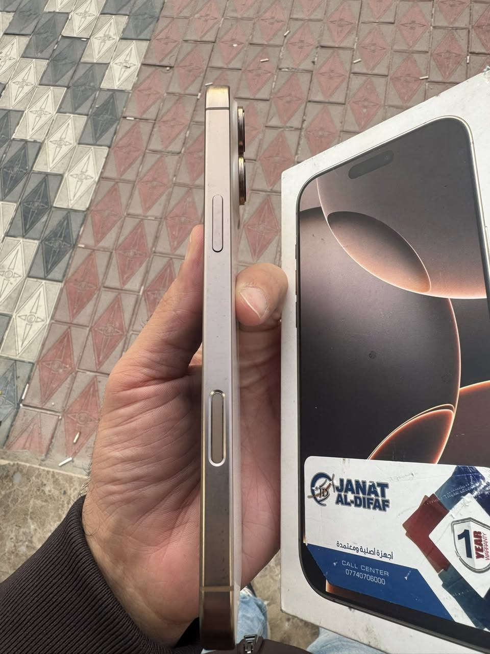سلام عليكم
ايفون 16 برو ماكس 
دبل شريحة
ذاكرة 256
بطارية 98
السعر 1375
مكاني النجف ***********
