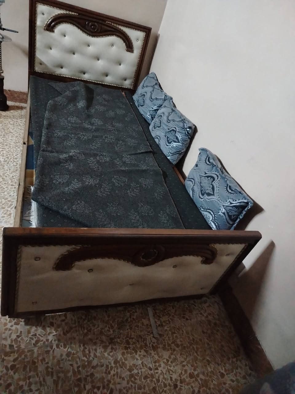 آلَسِلَآمً وٌعٌلَيَکْمً عٌنِدٍيَ تٌخِتٌ لَلَبًيَعٌ شُرطِ آلَنِضآفُهّ مًکْآنِيَ مًوٌصّلَ حًيَ سِوٌمًر آلَسِعٌر 125 وبي مجال الرقم ***********
