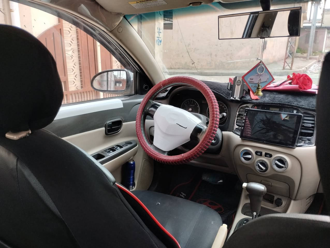 اكسنت موديل 9 ضررها جملق الخلفي بدون دواخل
كابون بنزين 
رقم ديالى بسمي 
شرط المحرك وكير
تدفئه وتبريد 
شرط التحويل 
***********
