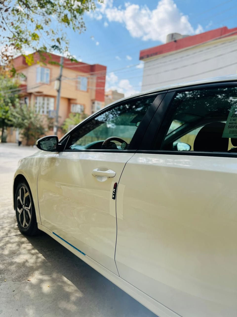 السلام عليكم سياره فورتي 2020 امريكي ماشي 72 الف مكينه دوش 2000 السياره نضيفه مال بيت مكفوله مكينه وشواصي ولغوده وايرباكات كلها مكفوله ما عدا الحادث مثل ما موضح بصورة بيها رادار مانع اصتدام مثبت سرعه ومثبت ستيرن ودركشن رقم سليمانيه سنويه بسمي ثاني يوم احول الشراي يدخلي خاص او يتصل ع هذه الرقم ***********مكاني بغداد
