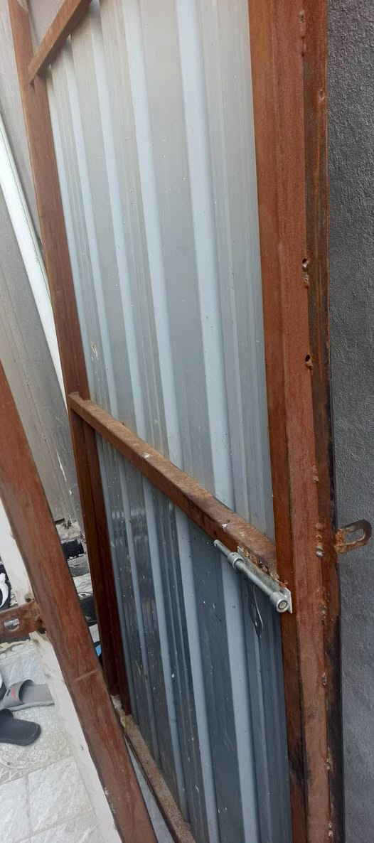 السلام عليكم باب جينكو طلاكتين نضيف يصلح باب كراج او اذا عندك بناء قياس الباب 2 متر و 70 سانتيم وارتفاع الباب تقريبآ 2 متر و 40سانتيم متواجد واتساب فقط عنواني البصره القديمه ***********
