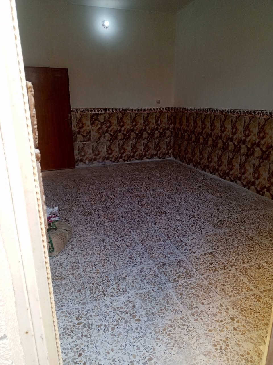 بيت 100 متر للاجار منطقة ال59 على ساحه البيت نضيف كونكريت كاشي سقوف ثانوي ترميم جديد ستوه طلع من عنده البنه  يحتوي على غرفه وصاله وستقبال ومطبخ وحمام خارجي وحمام داخلي
من صاحب البيت مباشر 
 ***********
