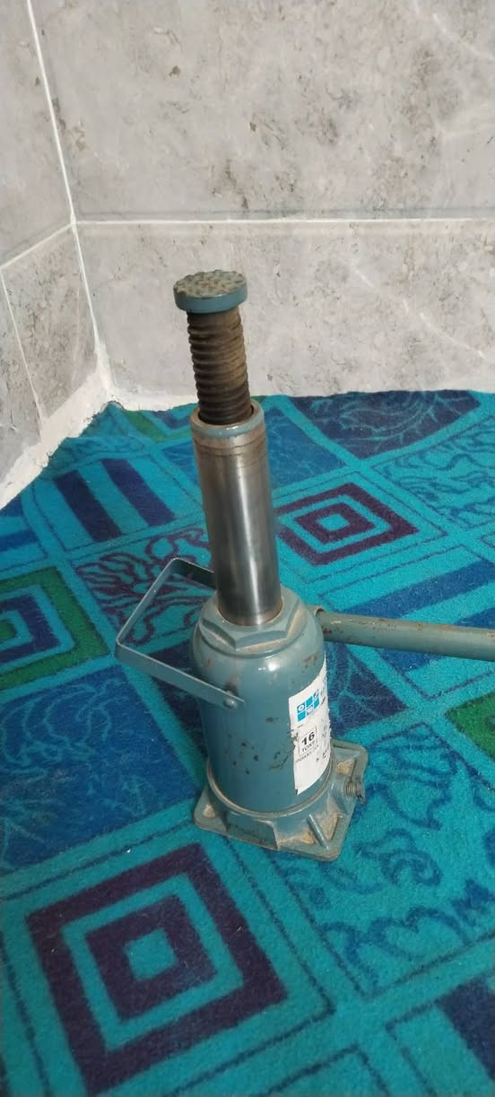 السلام عليكم جك اصلي للبيع الحجم يرفع 16 طن للإستفسار الاتصال على رقم الهاتف ***********
