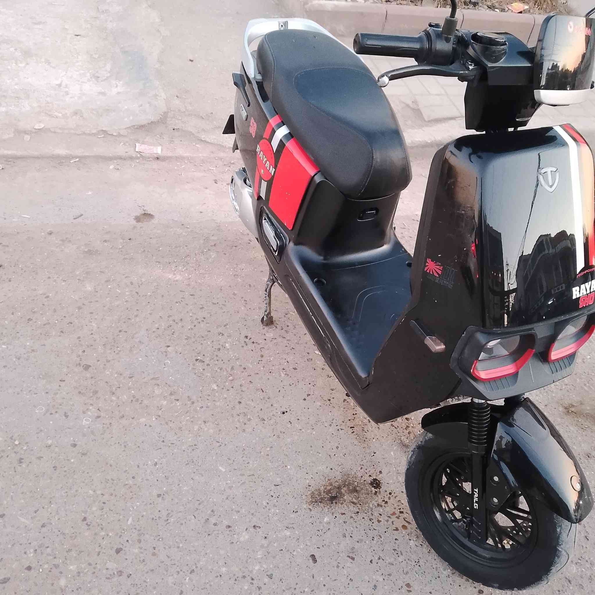 السلام وعليكم دراجه شحن للبيع
النوعيه ريان ام عيون غنيه عن التعريف 
6 بطاريات مسطرة 38 امبير جدد 
لايت عالي وناصي 
هورن 
واشاير يمنه ويسرة 
منفذ يوبياءس 
قفل ستيرن 
نضام Rبك 
نضام بارك 
نضام B 
تشغيل عن بعد 
انذار ضد السرقة 
مكاني بغداد البلديات 
السعر 575 و بيها مجال 
الرقم ***********
