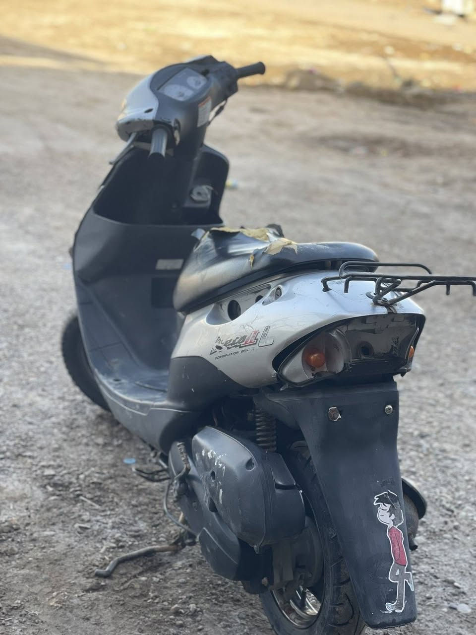 سلام عليكم دراجه سازوكي جديده مامفتوحه دراجه بيه نقص بسيط سعر ٢٧٥ وبيه مجال مكاني ديالئ الخالص رقم ***********
