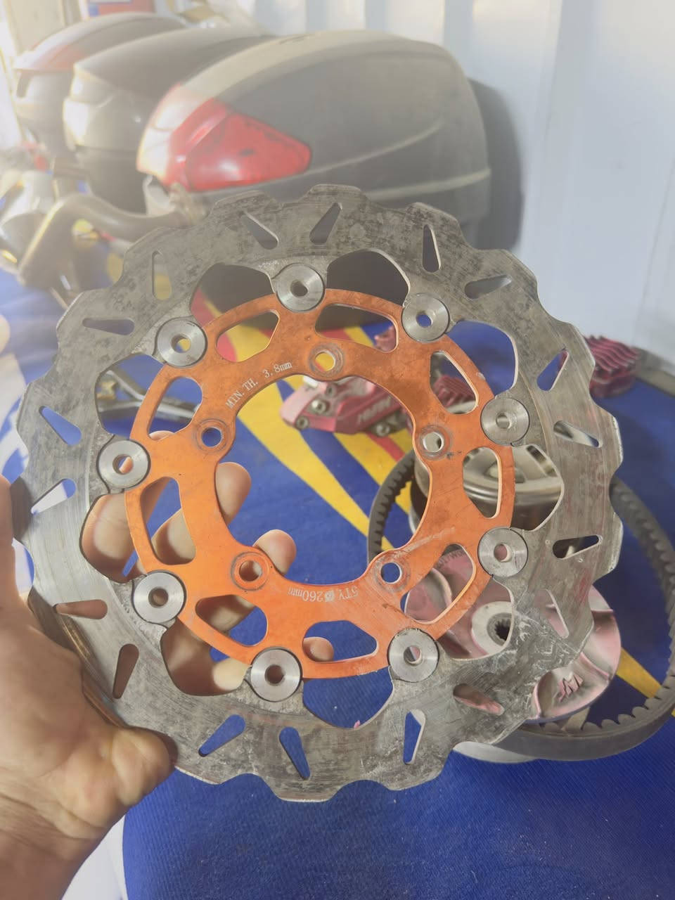 السلام عليكم شباب عدي غراض اصليات شرط متل رمبه كرزي كلمن وسعره وعدي غراض عدله ويل كب نجمه شخط ما مشخوط هوه وتايراته وصالنصه قطعتين مكفوله من الحيم واقيه كاربون بيها براغي رياضيه مال عدله ***********
