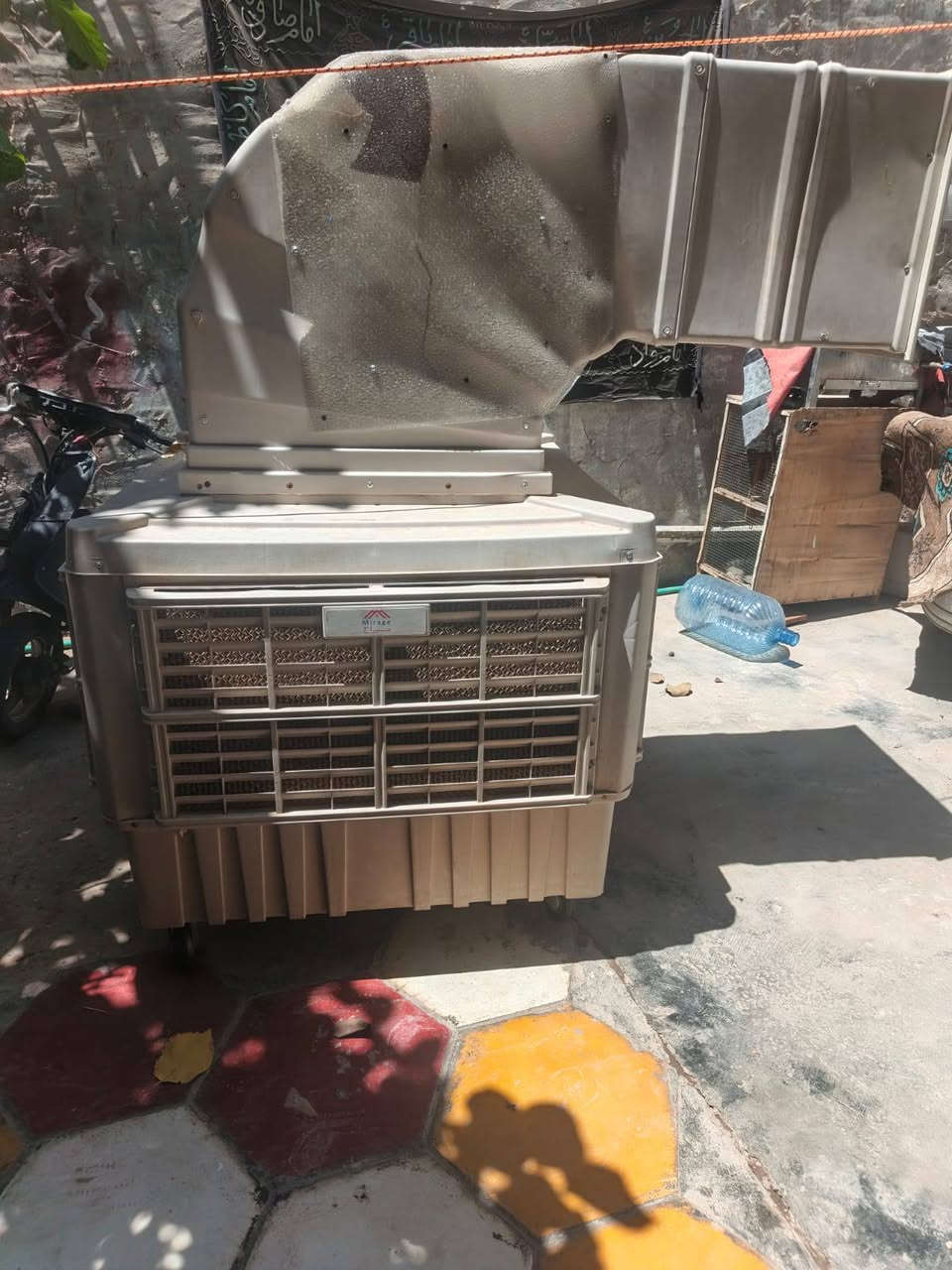 مبردة للبيع ام الدكت عملاقةالحجم الكبير 400 الف وبيها مجال
اكرر الحجم الكبير مو الصغيرة مثل ما واضح بالصورة ترهم للمواكب لو بيوت كبار 
للاتصال ***********
