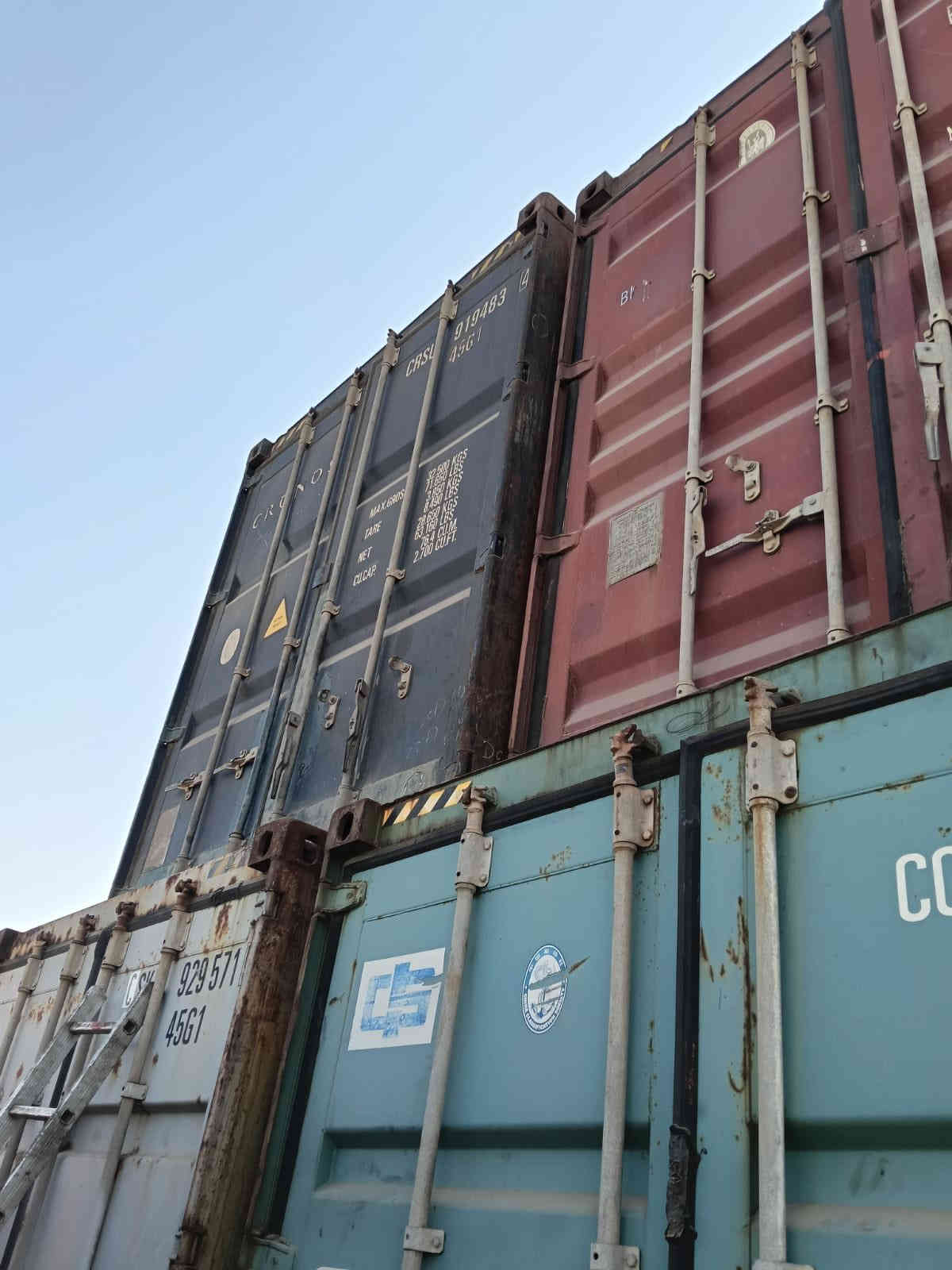 سلام عليكم حاويات 12 متر نضيفه سعر 25 ورقه مكان بغداد ***********
