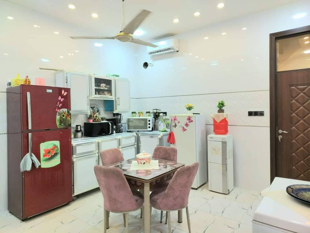 بيت ٢٠٠متر 🏠
_طابقين بناء درجة اولى سند ٢٥ زراعي 
_٤غرف نوم مع صالة كبيرةواستقبال و٣مجاميع صحية
_ حولي ام الخيل الشارع المقابل اسواق اليمامة
الاستفسار اكثر مراجعة مكتبنا او الاتصال
***********
