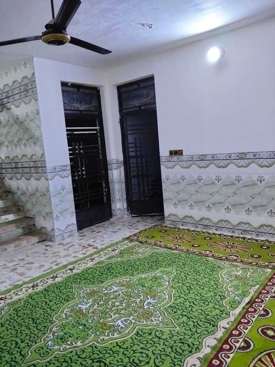 السلام عليكم دار للبيع المساحه 290 متر حي طارق الشيشان عل سده خلف المدراس خدمات كامله  البيت يحتوي عله غرفتين وصاله ومطبخ وستقبال وصاله وكراج وحديقه الاتصال عل رقم ***********
