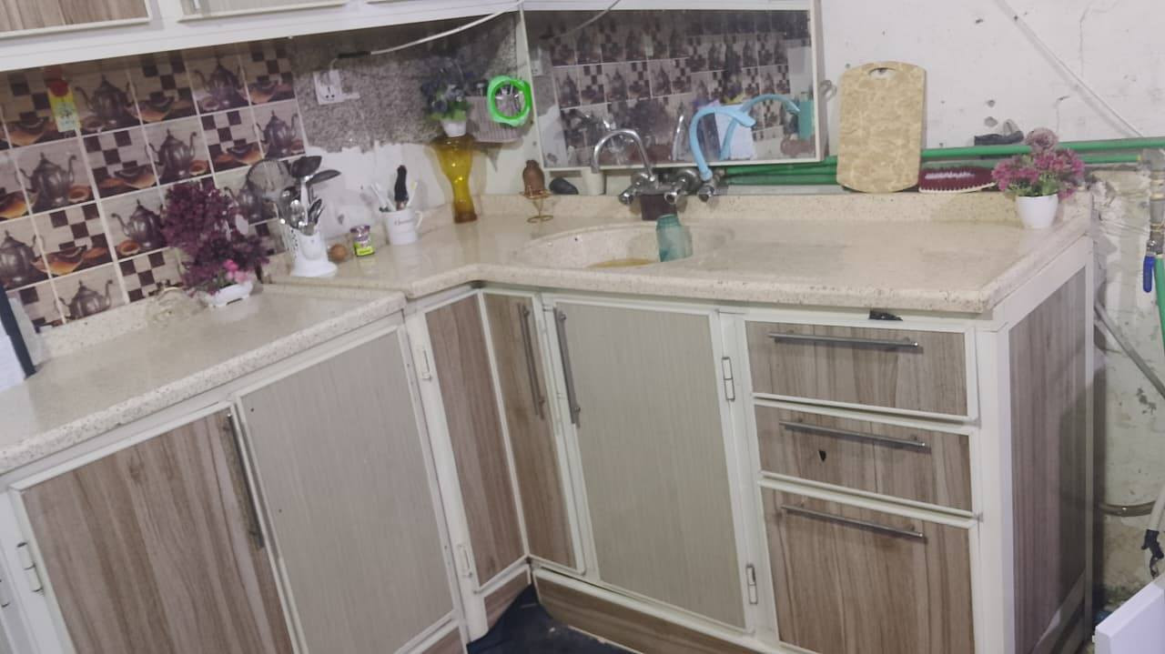 📢 إعلان بيع كاونتر مطبخ (نظيف جداً وبحالة ممتازة)
​الوصف:
كاونتر مطبخ بتصميم حديث وعصري، يجمع بين اللونين البيج والخشبي الفاتح، يعطي لمسة جمالية للمطبخ. الكاونتر متكامل (علوي وسفلي) ومصنوع بدقة وتفاصيل أنيقة.
​المميزات:
​الحالة: نظيف جداً (شبه جديد) ومستعمل بعناية فائقة.
​التصميم: أبواب هيدروليك مع مقابض ستيل طويلة، ويحتوي على خانات زجاجية بنقشات مميزة (CNC).
​السطح: مرمر (كراانيت) صلد ونظيف جداً مع مغسلة (سينك) مدمجة.
​التقسيم: يحتوي على مجرات (درج) واسعة وخزانات متعددة توفر مساحة تخزين كبيرة.
​ 
​السعر:
💰 900,000 دينار عراقي (تسعمائة ألف دينار).
ملاحظة الفتح والشد على المشتري


**إذا كنت صاحب هذا الإعلان وتريد حذفه لأي سبب، رجاءا أرسل رسالة إلى الدعم الفني**