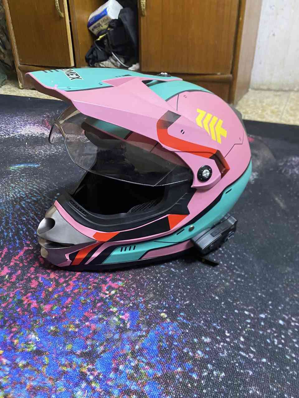 السلام عليكم خوذه جديدية زلغ مابيهة  مع منضومه سماعات شحن يطول أسبوع مايك خارجي  ب 80 مكاني بغداد مدينه الصدر  الشراي يتصل و يدلل ***********
