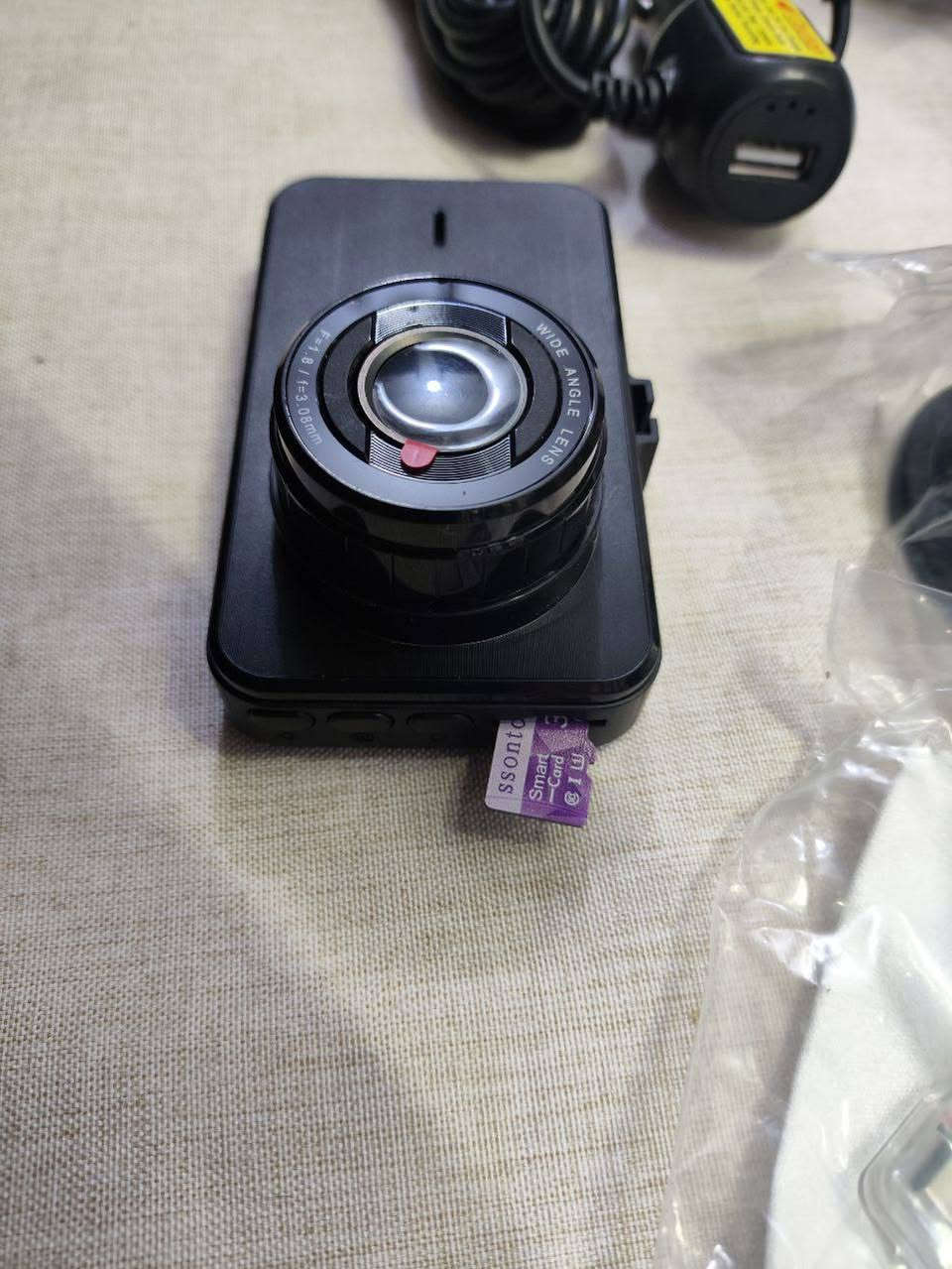 داش كام خصم سعر 35 الف ا ول تم  اخر قطعه امامي خلفي
داش ماركه حقيقي مع رام اصلي 
تعمل بدقة HD 1080p

- مقاومة للماء 

- شاشة 3 بوصة عالية الدقة وثلاث عدسات قابلة للتعديل 

- خاصية التسجيل المتزامن للصور الأمامية والخلفية  هذه الميزة بتسجيل الحوادث والمواقف في الطريق اثناء قيادة السيارة 

- إمكانية اكتشاف الحركة حيث تقوم هذه الكاميرات ببدء التسجيل اذا تم اكتشاف الحركة في الكاميرا 

- تمتلك مستشعر G يقيس مقدار التغيرات الحاصلة في السرعة أثناء قيادة السيارة 

- ذاكرة البطاقة الداخلية 32 G وعندما تكون البطاقة ممتلئة ستتمكن من خاصية التسجيل الحلقي

- يتم تسجيل كافة المعلومات وتسجيل الفديو في بطاقة الذاكرة  في الكاميرة

- خاصية عرض صورتين في نفس الوقت على الشاشة باستخدام خاصية ال pip

- خاصية تسجيل الصوت اثناء تسجيل الفديو 

- تحتوي الكامرة الخلفية على عاكس 100 درجة 

- تحتوي الكاميرة الداخلية على عاكس 140 درجة
وهذا يعني ان الكامرة قادرة على تغطية رؤية بزاوية 140 درجة
35الف


**إذا كنت صاحب هذا الإعلان وتريد حذفه لأي سبب، رجاءا أرسل رسالة إلى الدعم الفني**