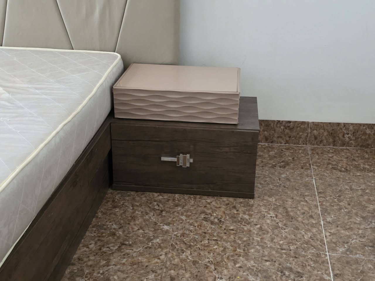 ژووری نووستن تورکی
بۆ فرۆشتن 
قیاسی ١٨٠سم بە ٢٠٠سم
دۆشەکی لە گەڵە
مێز تەوالێت و دوو چەکمەجەی لەگەڵە
نرخ ٢٤٠٠٠٠دینار 
شوێن سلێمانی 
***********
