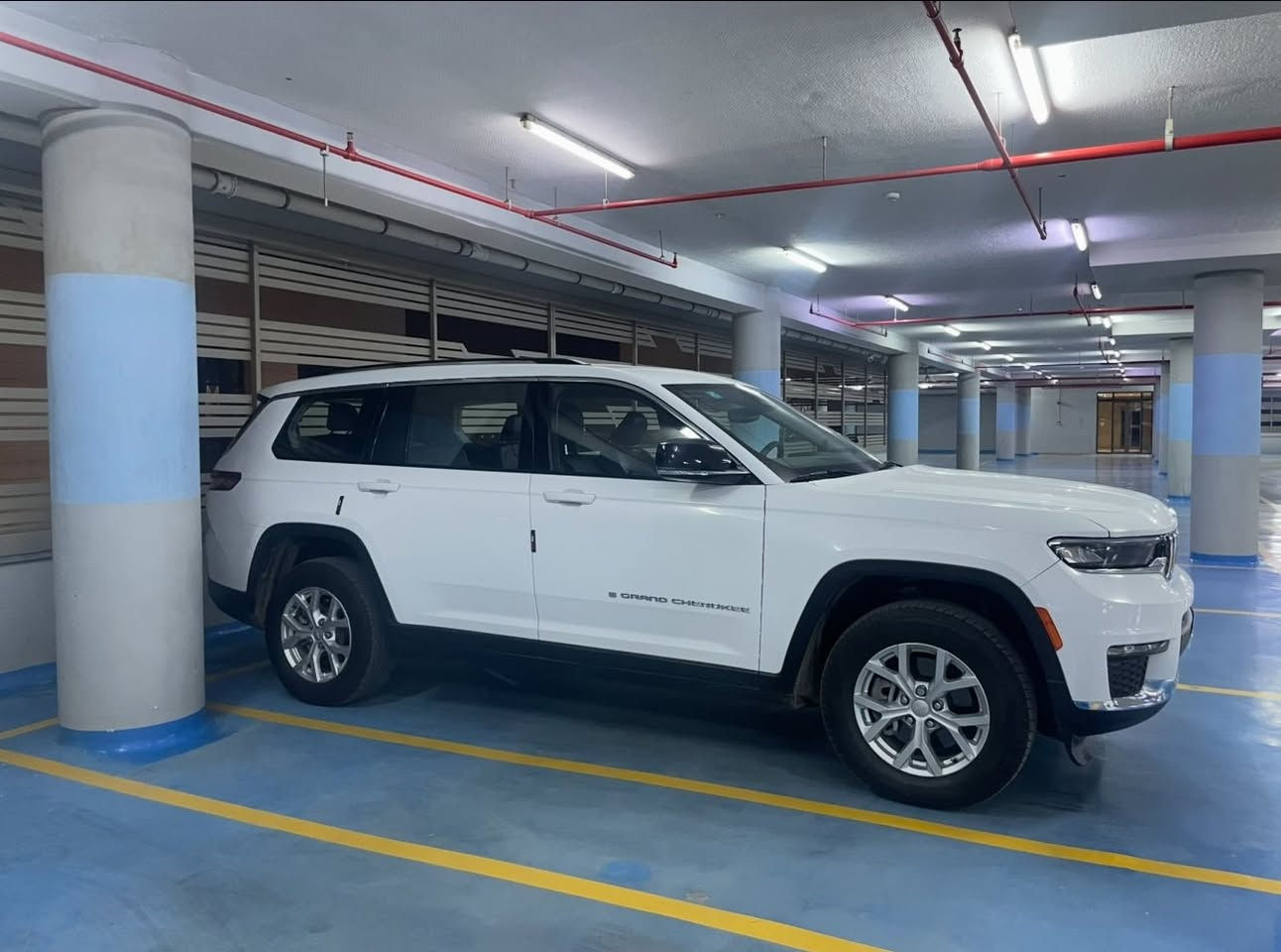 جيب گراند شيروكي فئة ( لمتد) موديل 2023 
ماشيه 13.000 km 
لون - ابيض ( استيراد شخصي ) 
حادث خفيف - جاملغ وجزء من البنيد 
استبدال قطع بلادية ( جاملغ - بنيد ) 
تبديل دشبول كامل 
السيارة تعرضت حالوب في بغداد جزء من القمارة 
وتم اصلاحها بنطام PDR 
السيارة بدون اي نواقص واستعمال كلش قليل 
المواصفات 

* دفع رباعي 4x4.
* قيادة ذاتية عند المنعطفات.
* رادار امامي مع مانع تصادم.
* تحذير الخروج عن المسار.
* مستشعر نوم السائق مع نظام التوقف الآلي.
* تحذير النقطة عمياء .
* نظام تحذير عند التقاطعات.
* نظام تحذير عند تجاوز السرعة المحددة.
* إنارة محيطية.
* تعديل وضعيات مقود السائق كهربائيا.
* نظام الصوت 9 سماعات Alpine.
* شاشه كبيرة 10.1 انج.
* نظام الخرائط (GPS).
* عرض خرائط الطريق على لوحة القيادة.
* لوحة القيادة بقياس 10 أنج.
* المصابيح الأمامية LED.
* كشافات الضباب LED.* دخول ذكي.
* بصمة على 5 ابواب للدخول الذكي.* تشغيل عن بعد.* الصندوق الخلفي كهربائي.* فتح الصندوق الخلفي مع حركة القدم.
* ذاكرة لحفظ وضعيات الجلوس للسائق 
* المقاعد الأمامية كهربائية.
* المقاعد الأمامية تدفئة.
* المقاعد الخلفية تدفئة.* السياره 7 راكب 
* انارة داخلية LED  
تبديل بنيد وجاملغ 
رقم بغداد مشروع وطني 
السعر 35.000$ 
للاستفسار ***********
