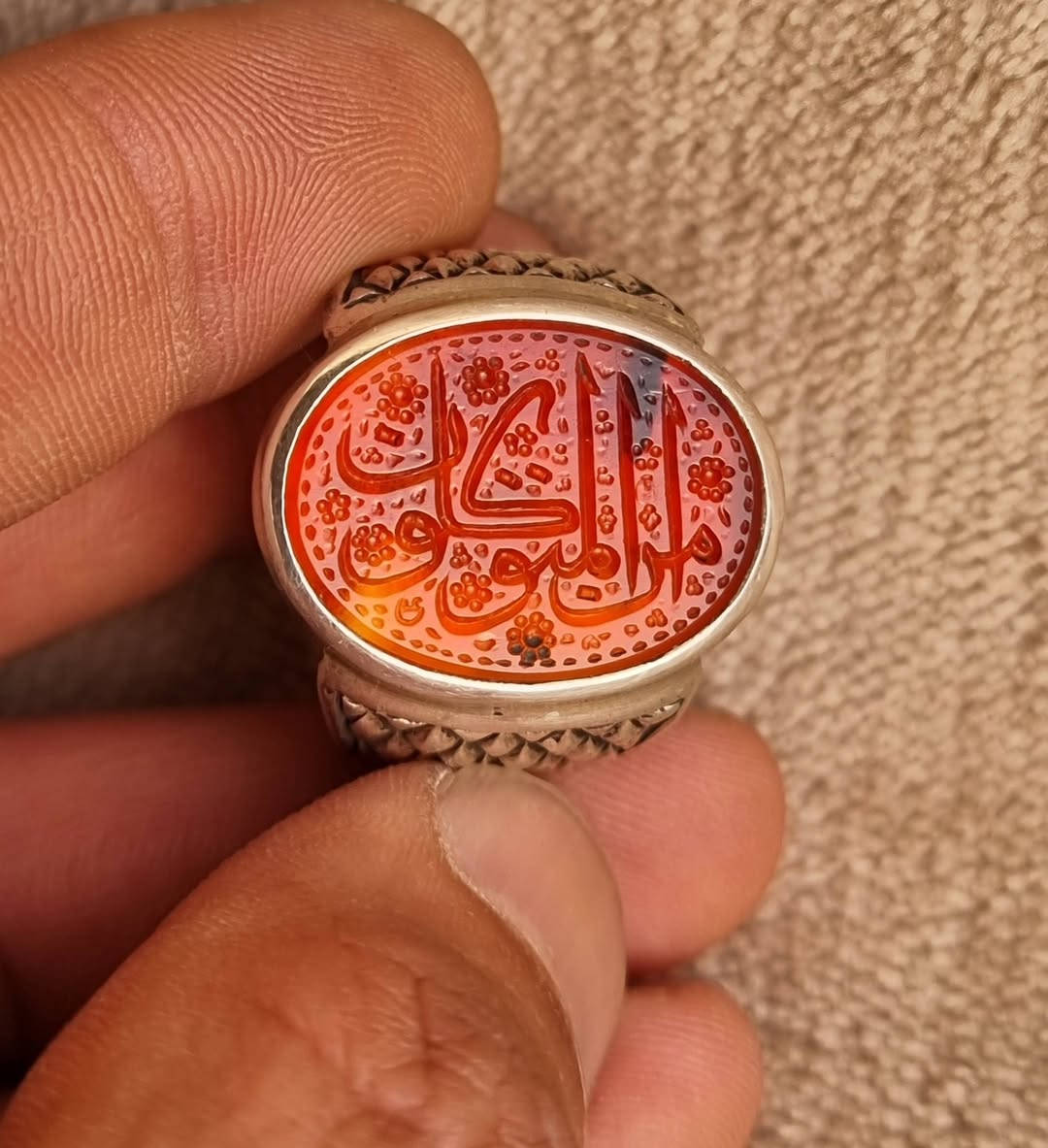 عقيق يماني زعفران مخطوط خط يدوي المبدع الأستاذ السيد علي ابو غربان  🔥 امن المتوكلون 🔥بصياغه يدويه ثقيله للبيع مكاني بغداد يوجد توصيل إلى جميع المحافظات للبيع فقط فقط أحبتي الغوالي ما اراوس بس ابيع 
***********
