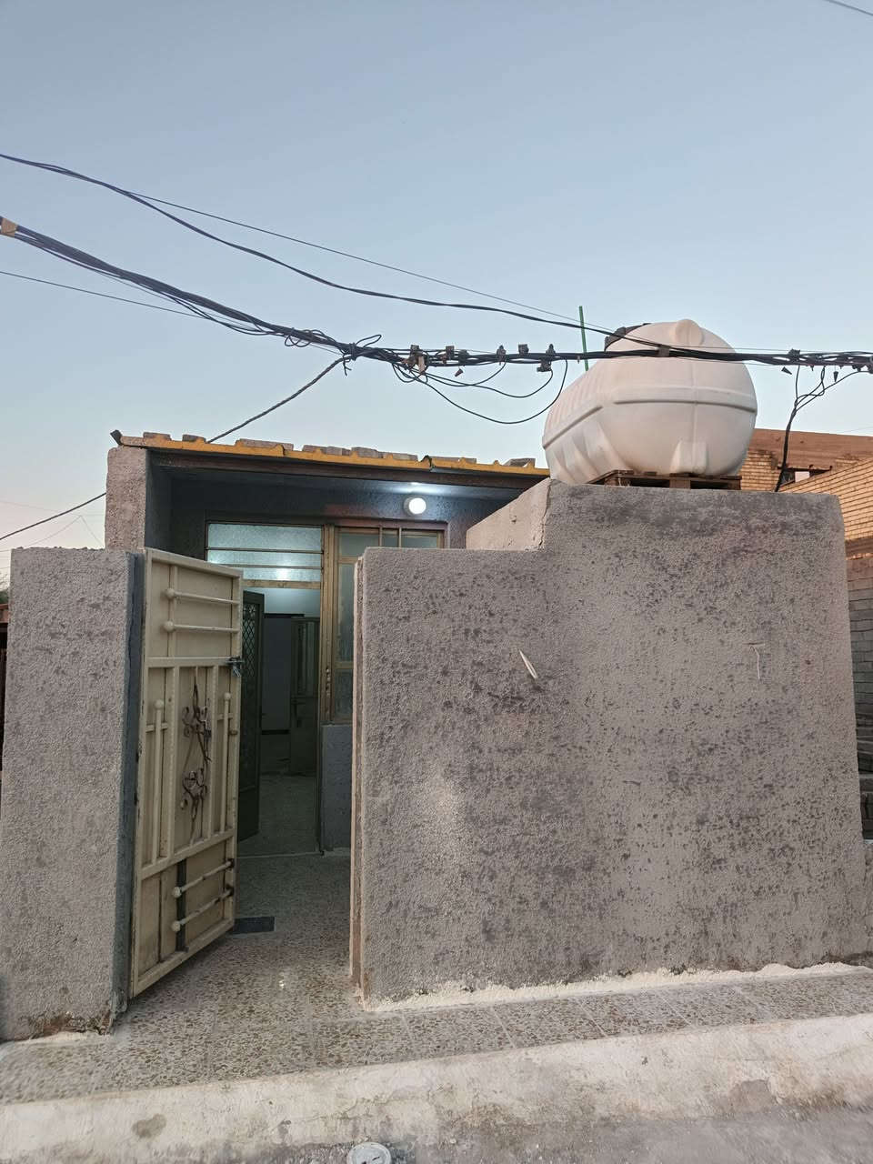 بيت وقف قادري مساحة 50م  واجه 4ونزال 12,5 يحتوي البيت  غرفه 5×4 وصالة 4×4 وطارمة وصحيات ومنور 2×2 البيت بناء جديد جاهز من كل شيء  بس جيب غراضك وكعد البيت بي مي كهرباء تانكي ماطور مي جاهز ربع مذب قبل يومين كمل ترميم بناء جديد العنوان جكوك خلف نهر أول فرع مقابل الكنطرة  و الاستفسار اتصل ***********
