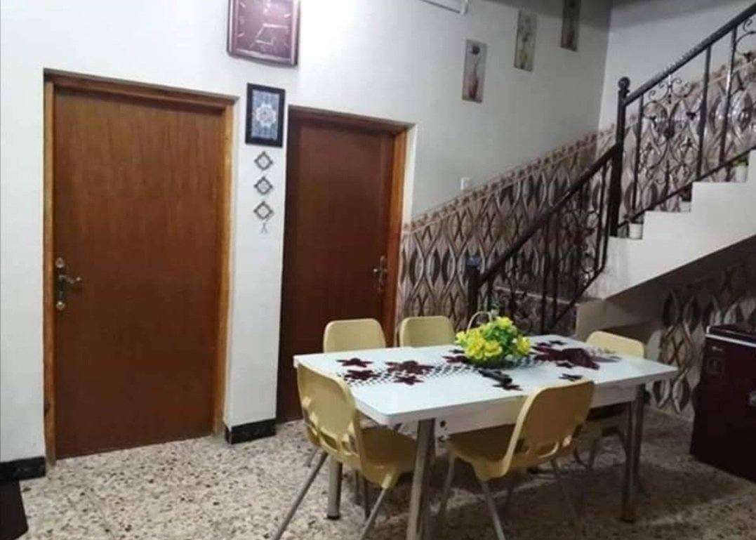 بيت للبيع الدوانم شارع ابو دراج خلف السكة غرفتين نوم واستقبال وهول ومطبخ وحمامين غربي وشرقي .. المساحة ١١٢
الواجهة ٧.٥ ....

..

البيت كامل من كلشي البناء طابوق ..

السقف كونكريت..

... رقم التليفون ***********

السعر ٧٥ .. وبيه مجال للشراي
