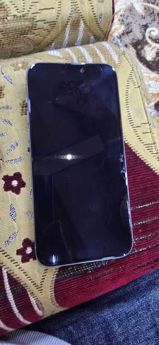 15 برو ماكس 256شرق اوصط ماستر بطاريه 89 شريحه وحده بس الضهر مكسور ب850 (***********
