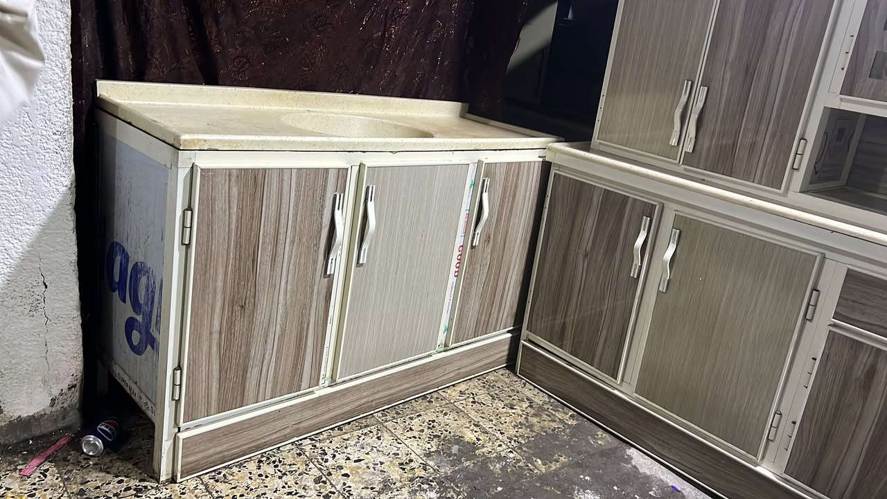 كاونتر ثلث امتار وسنك متر ونص نضيف اخو جديد اي استفسار ع رقم ***********
