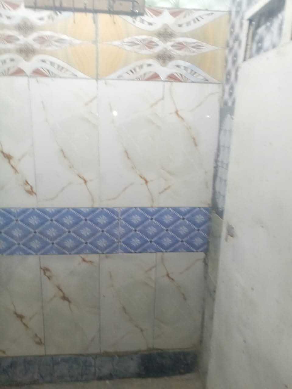 بيت للبيع بسعر عرصه
#بيع مستعجل 

بيت ١٠٠م للبيع 

 

الموقع 📌 نجف حي النداء قرب شارع جامعه الكفيل يم شارع ٦٠ العرضي الثاني

يحتوي على غرفه  وصاله ومطبخ واستقبال وصحيات داخلية وخارجية.. 

السعر ٥٥ مع المجال

الاساس صب والسقف عكاده ما عدا الاستقبال سقفه صب

بناء طابوق

للتواصل 

***********
