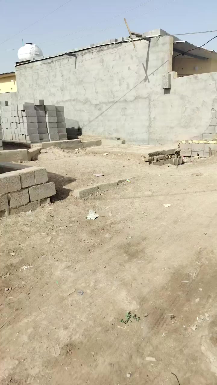 سلام وعليكم بتلو مساحه ١٢٠م بناء مساحه لكليه ١٥٠م يحتوي علئ غرفه نوم وصاله واستقبال ومطبخ وحمام موجود معه البتلو الفين بلوكه مكان كوت حي الحكيم قرب مجسر الحولي يبعد عن شارع العام  200 متر ***********
