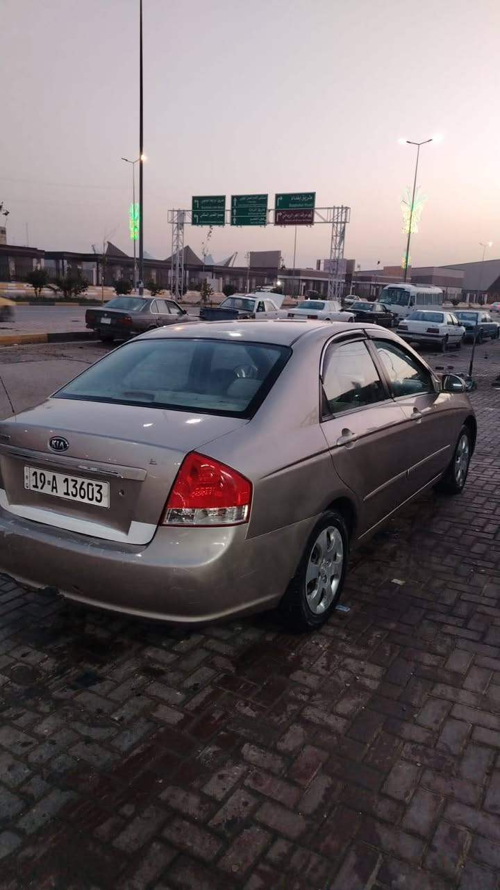 السلام عليكم 
للبيع فقط كيا اسبكترا 2009 
سيارة جديدة وحادثه فقط قطعتين صبغ باب وجاملغ 
السائق مكينه كير مكفولات وباقي تفاصيل مبينه بالصور 
مكان السيارة كربلاء 
للتواصل ***********
