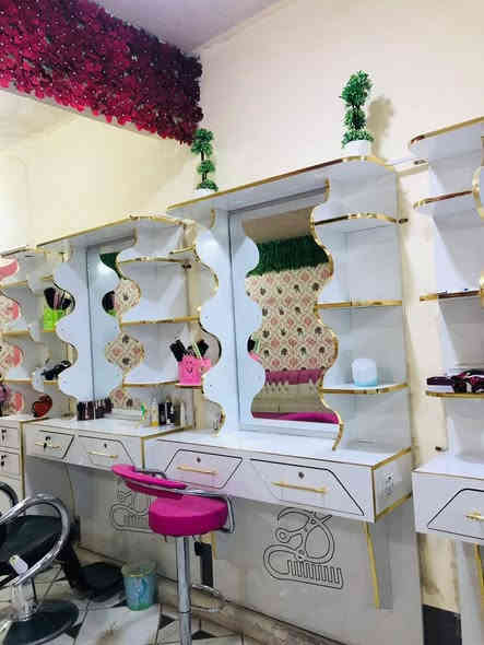 فرصة لاصحاب صالونات الحلاقة ثلاث ميز حلاقة مع فاترينه للبيع نظافة 100 بالمية سعر الميز الواحد 150 وبي مجال للشراي يجي وبي خير ويدلل  العنوان الكوفة شارع المعمل لمعلومات اكثر والاستفسار الاتصال بالرقم  ***********
