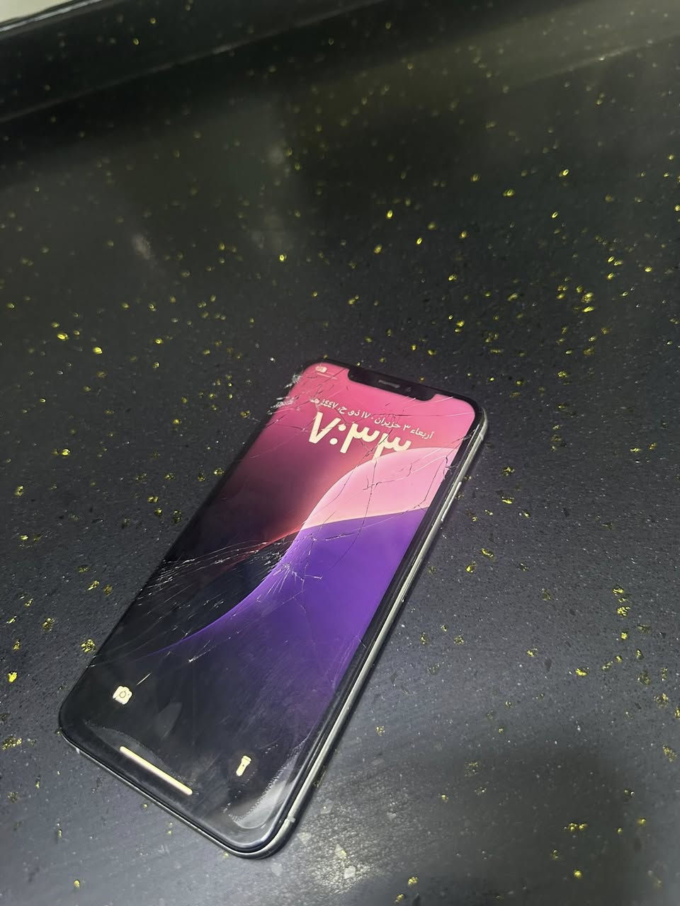 ايفون xs ماكس 
ذاكره 64
يحتوي عله شريحتين 
مبدل بطاريه فقط ول فيس ايدي متوقف
دكمه لتعلي وتنصي متوقفات  
شاشه وضهر مفطوره بس شغال طبيعي 
سعر 85
مكان حله مركز 
رقم ***********
