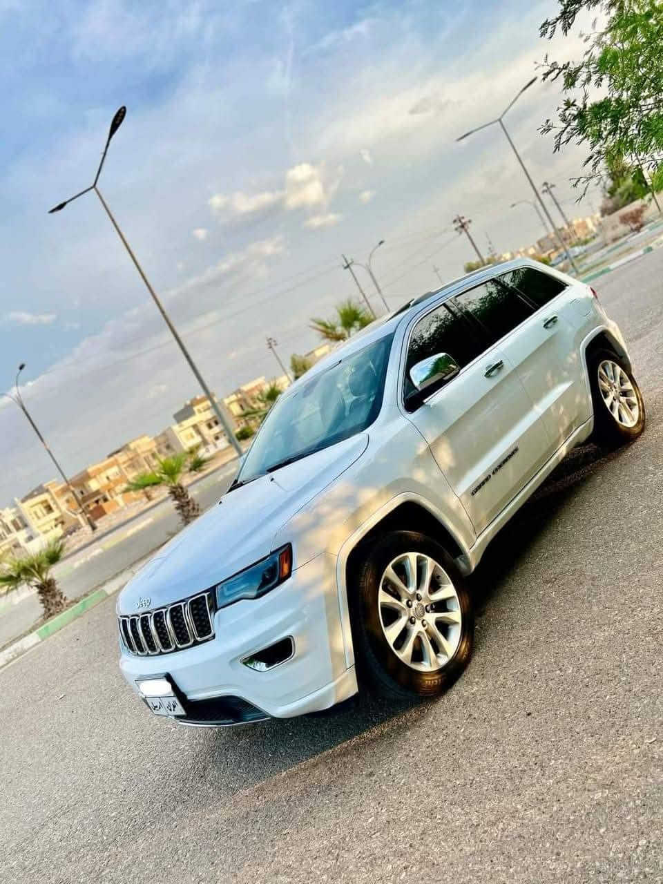 JEEP GRAND CHEROKEE Limited X_ HEMI V8
جيب گراند شيروكي 2017 كلين تايتل V8 5.7L
المواصفات//
:- اللون ابيض
:- بصمة 
بانوراما قطعتين
:- تشغيل عن بعد
:- فور ويل 4✖️4
:- كشنات جلد  
:- صندوق كهربائي 
:- رادارات جانبية 
:- كشنات كهرباء
:- كاميرا خلفية 
:- حساسات خلفية
:- شاشة كبيرة
:- كشنات تبريد و تدفئة 
:- ستيرن تدفئة 
:- توقف ذاتي عند الرجوع للخلف 
:- ثلاث انظمة قيادة 
:- تبريد قطعتين ثلج
:- ماشية 104mi   
ومواصفات اخرى معروفة.
رقم اربيل بأسمي
مكان السيارة كربلاء المقدسة.
السعر 335 ورقة
موبايل ***********
