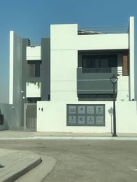 اعادة بيع وحدة سكنية في جوهرة بغداد قرية اكاسيا المساحة 200متر   طابق ...