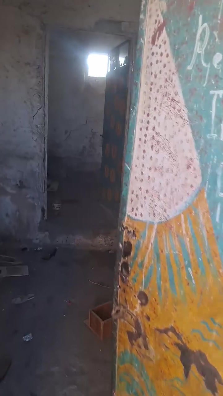 بيت تجاوز للبيع مقابيل بانزينخانه المواصلات على شارع عام قطر الندى .كلشي قريب عليك سوق الشرطه الرابعه المستوصف الافران .كلهه قريبه السعر ٥ ملاين اتصل ع ***********
