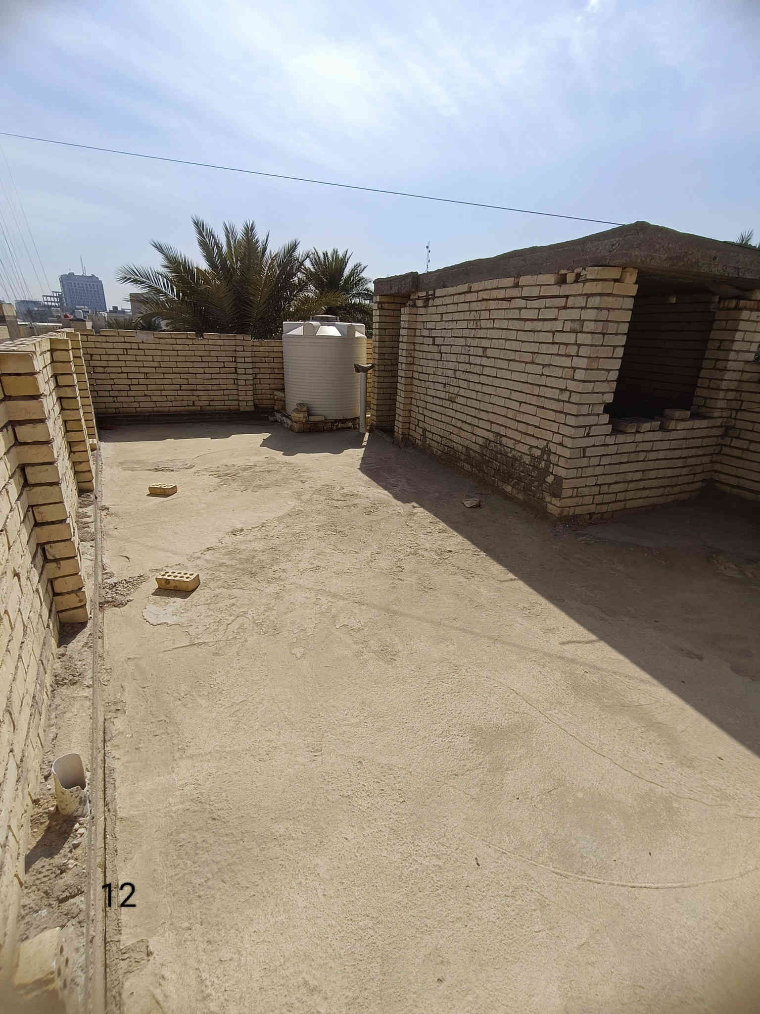 دار للبيع  50متر ثلاث طوابق
📍كربلاء((شارع احمد الوائلي))قريب جداً عن الامام 
سند25 
الطابق الاول
طارمه وصحيات+ استقبال منعزل + مطبخ 
الطابق الثاني 
صاله +غرفه +صحيات  
الطابق الثالث 
يحتوي على غرفتين لكن يحتاج  تشطيب فقط 

ملاحظة:🔴اني صاحب الدار وليس مكتب🔴
للاستفسار  : ***********
             واتساب ***********
