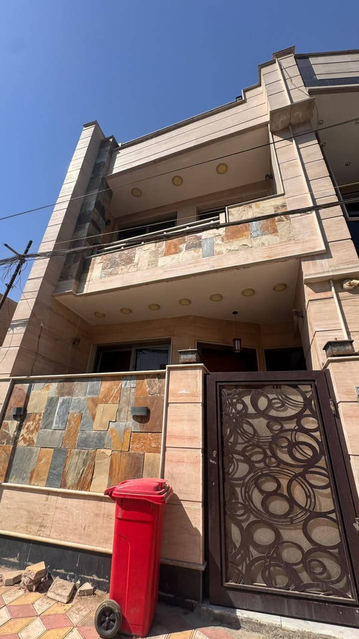 🏡 بيت للبيع في بغداد – حي الإدريسي / شارع فلسطين
📍 العنوان: بغداد، شارع فلسطين، حي الإدريسي، محلة 505، زقاق 77.

📐 المساحة: 100 متر مربع.

📏 الواجهة: 5 متر
📏 النزال: 20 متر

🏠 مواصفات العقار:
• يتكون البيت من 3 طوابق.

🔹 الطابق الأول:
• ممر مطل على الهول الحولي.
• غرفة استقبال.
• هول.
• حمام كبير.
• مطبخ.
• ترك.
• منور.

🔹 الطابق الثاني:
• غرفتان.
• حمام.

🔹 الطابق الثالث:
• غرفة.
• حمام.
• سطح.

✅ موقع مميز وقريب من جميع الخدمات.

📞 للاستفسار والتواصل:
***********
