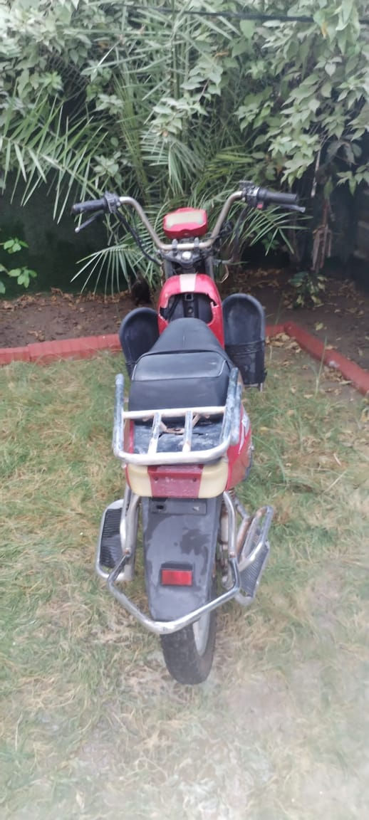 السلام عليكم دراجتين هارلي للبيع اثنينهم ب250 الف وبيهن مجال.. الدراجة الحمرة بيها بطاريات وتمشي خير من الله بس الكفر مالتها يحتاجله.... ترتيب اما الدراجة البيضة ما بيها بطاريات والكفر العلوي للبطاريات ضايع والستيرن بيه كسر بهذا المثلث الي مأشر عليه.. يعني يحتاجلها صيانة مكاني بغداد الشعب ***********
