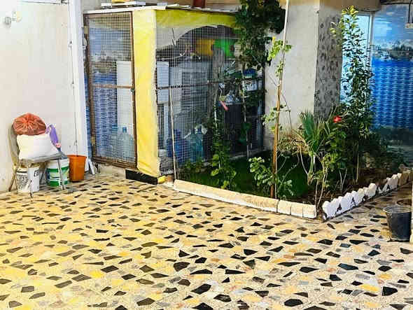 السلام عليكم
دار البيع في منطقه حيى الغدير شارع عشرين مساحه 200متر جاهز البيت باقي ع استلام الطابو من دائره التسجيل العقاري  يحتوي ع غرفه عدد اثنين صاله طول 7متر ×4 مطبخ حار وبارد استقبال طول 6متر×4/5 كراج سياره  حديقه  كهرباء مأسس درجه أولى متوسط بين مدرستين متوسطه الورود البنات ومدرسه عزيزه الحسين الابتدائيه 
ملاحضه/ والجار تعجز منهم واني خسرت جيران ماكو منهم يشهد الله 
السعر 170 مليون قابل التفاوض 
*********** أبو فدك
