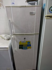 ثلاجة حجم وسط نظيف كلش ماركة Denka سعره 80 وبي مجال رقم . 07706694183