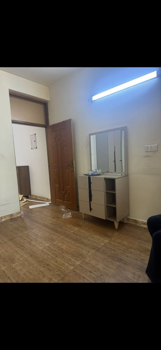 مرحبا  عندي هاي الغرفة اخذتها قبل ساعات جديدة غير مستعملة اخذتها ب٦٠٠ الف بس من شدوها طلعت مو نفس اللون بالصورة هي اوف وايت وبالحقيقة طلع لونها رصاصي اريد ابيعها الي يريدها يتواصل على هذا الحساب او التواصل واتساب على هذا الرقم ***********
