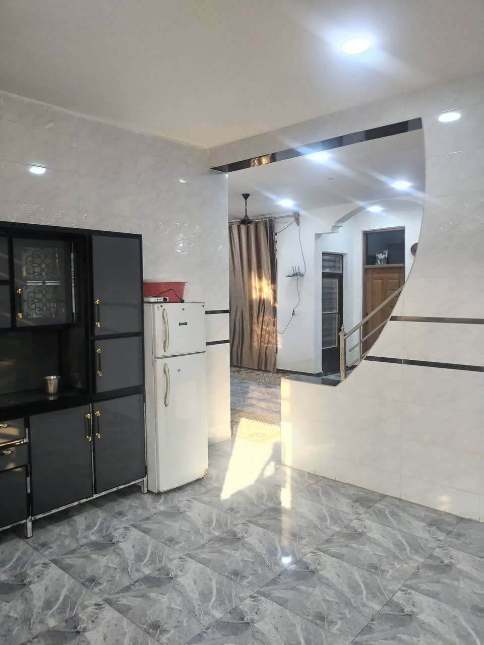 سلام عليكم بيت للبيع بحي الحكيم نزله الوائليه مساحه 200 متر بيت جاهز عله اخر حبايه بناء طابوك السطح صب كونكريت شارع مالته عرضة 10 مرقم قسم بلديه حي حكيم بيه بيه استقبال و غرفتين و صاله و مطبخ و صحيات داخليه و خارجيه ***********
