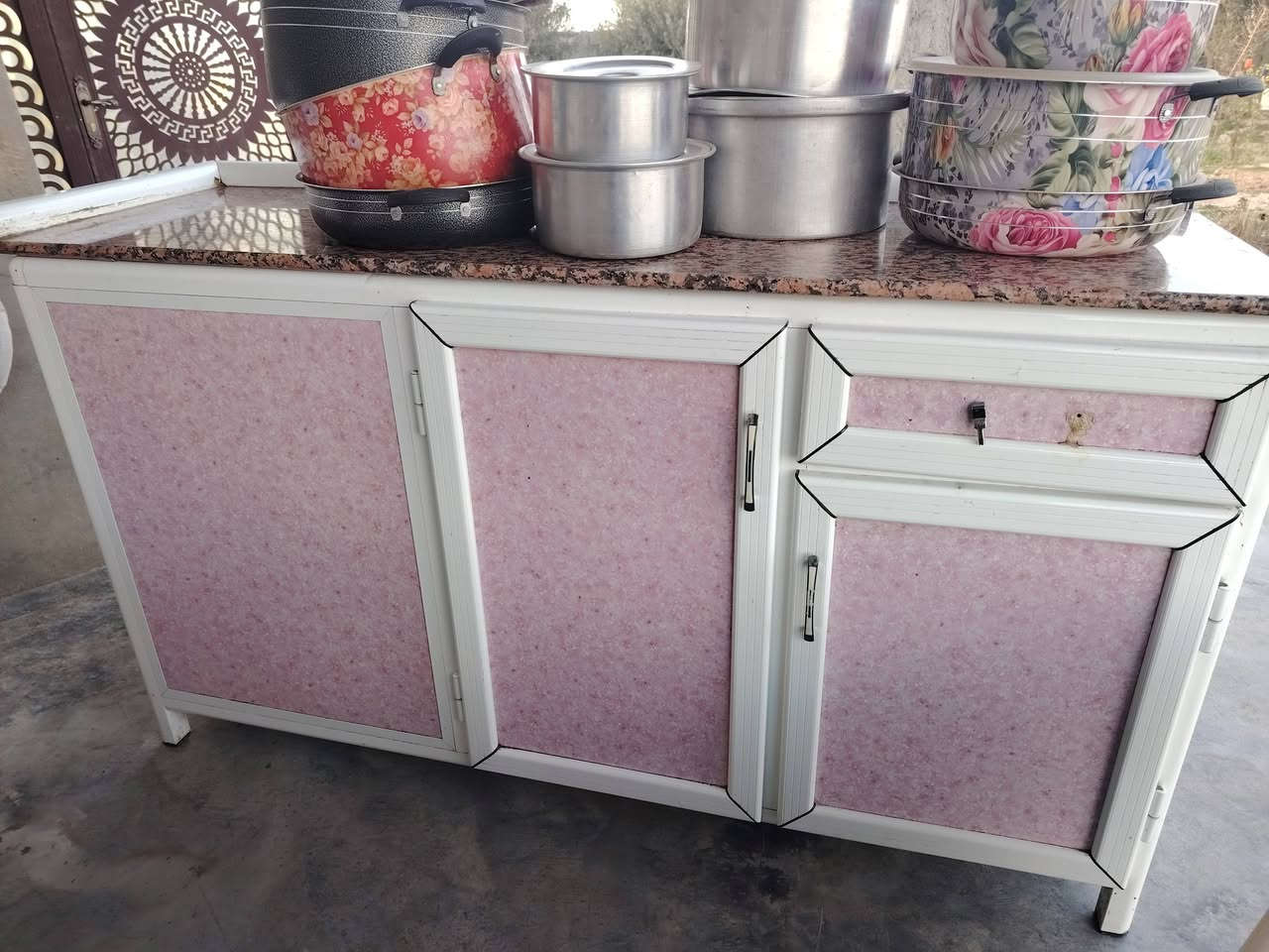 كاونتر متر ونص نضافه 90٪سطح مرمر دكمه قطعتين مثل ما واضح بصوره مع سنكَ نضافه 70٪مترين مابيهن اي عيب فقط السنكَ الجرار يحتاج تركيب سعر الكاونتر قفل بدون معامله 125 الف قفل
السنكَ 60 قفل
مكان اربيضه
***********
