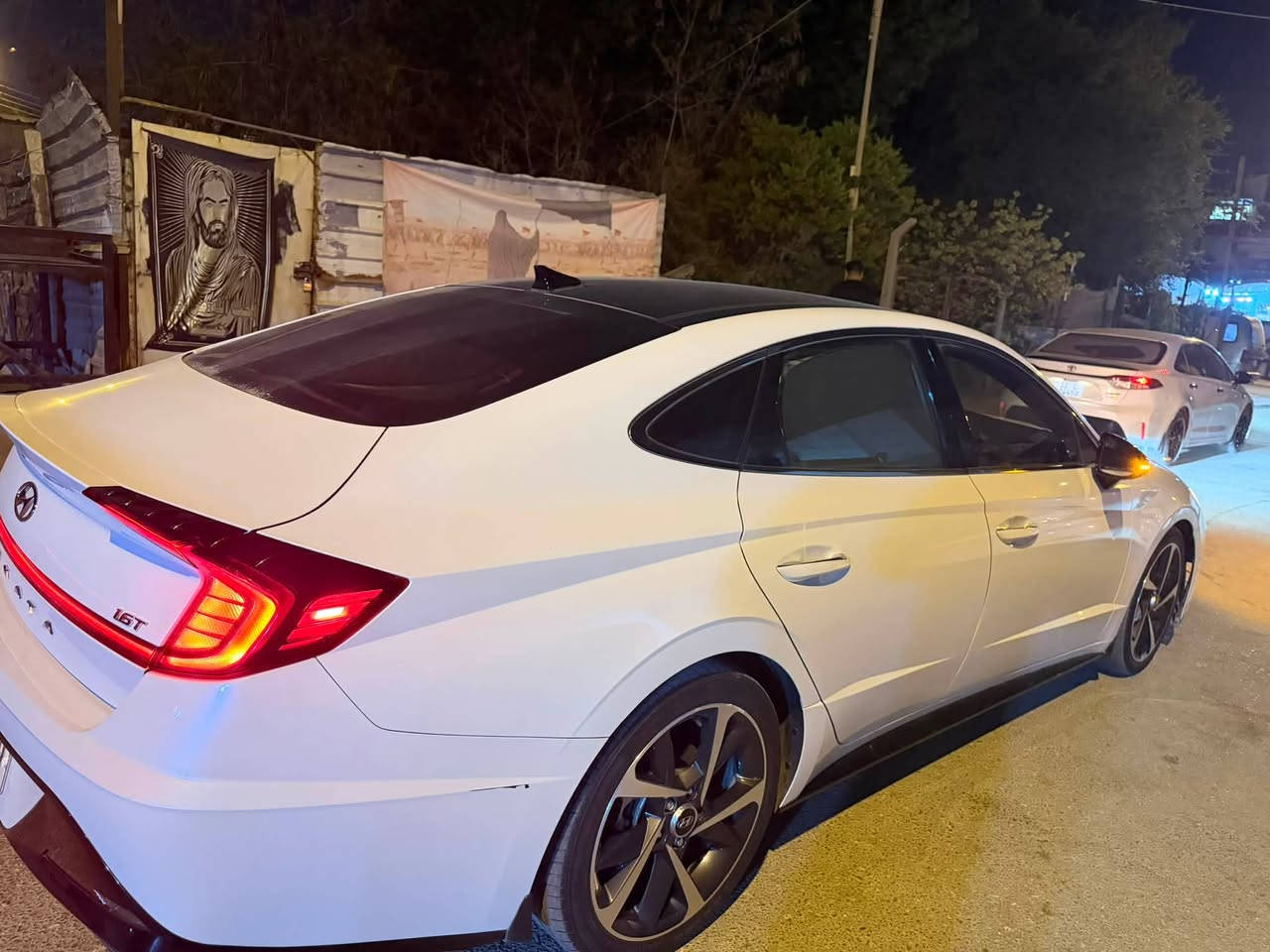 🛑 سوناتا مديل 2022 فول لمتدد
🛑 رقم بغداد  الجديد حره بأسمي 

مكينه كير تبريد حداديه ودواخل بل كارتون جدد السياره بعتباره زيرو  حادث فقط بنيد بدون واخل +جاملغ بارد 
يوجد صور السونار و رقم الشاصي 
  ( دهن كله أمزويا الأصلي أبدل)
 
(السعر 182 وبيهه مجال قليل)
     *********** الأستفسار 
         المواصفات 👇
           
1- محرك 1.6 تيربو 
2- كير أوتوماتيك 8 سرعات.
3- بصمة بالأبواب وتشغيل زر.
4- تشغيل السيارة عن بعد من الريموت.
6- شاشة حجم كبير 10.25 إنج.
7- عدادات رقمية 12.3 إنج.
8- كاميرا 360 درجة.
9-كاميرات بالنقطة العمياء تظهر داخل العداد.
10- نظام صوت Bose.
11- شحن لاسلكي للموبايل.
12- شاشه أبل كار بلي بلا
13- فتحة سقف بانوراما.
14- مقاعد جلد بلاد
16- تدفئه مقاعد أمامية وخلفية.
17- تدفئه ستيرن 
19- مثبت سرعة راداري ذكي.
20- الحفاظ على المسار تلقائياً.
21- فرملة طوارئ أمامية.
22- تحذير حركة خلفية.
23- حساسات أمامية وخلفية.
24- إضاءة LED كاملة.
25- الحركات المخفية:
26- إذا ضغطت مطول على فتح السيارة تنزل الجامات.
28- الكرسي يرجع لورى تلقائياً عند إطفاء السيارة لتسهيل النزول.
29- المرايات تنغلق تلقائياً عند القفل (حسب الإعدادات).
30- تعرض صورة السيارة 31- والكاميرات عند الاقتراب من عائق.
31- إذا شغلت الإشارة اليمين أو اليسار تظهر الكاميرا الجانبية بالعداد.
32- تنبيه إذا نسيت طفل أو غرض بالمقاعد الخلفية.
33- تنبيه إذا السيارة اللي قدامك مشت وأنت واقف
